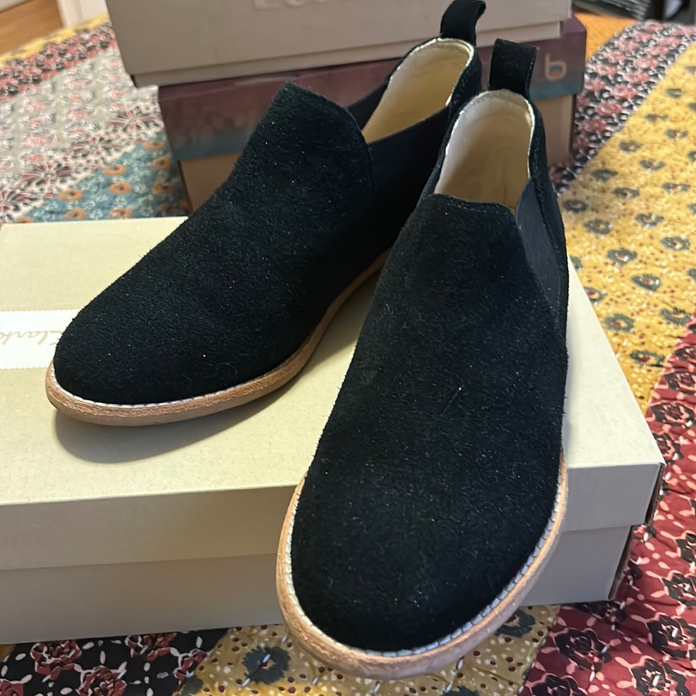 Clarks Size 8 Black suede
